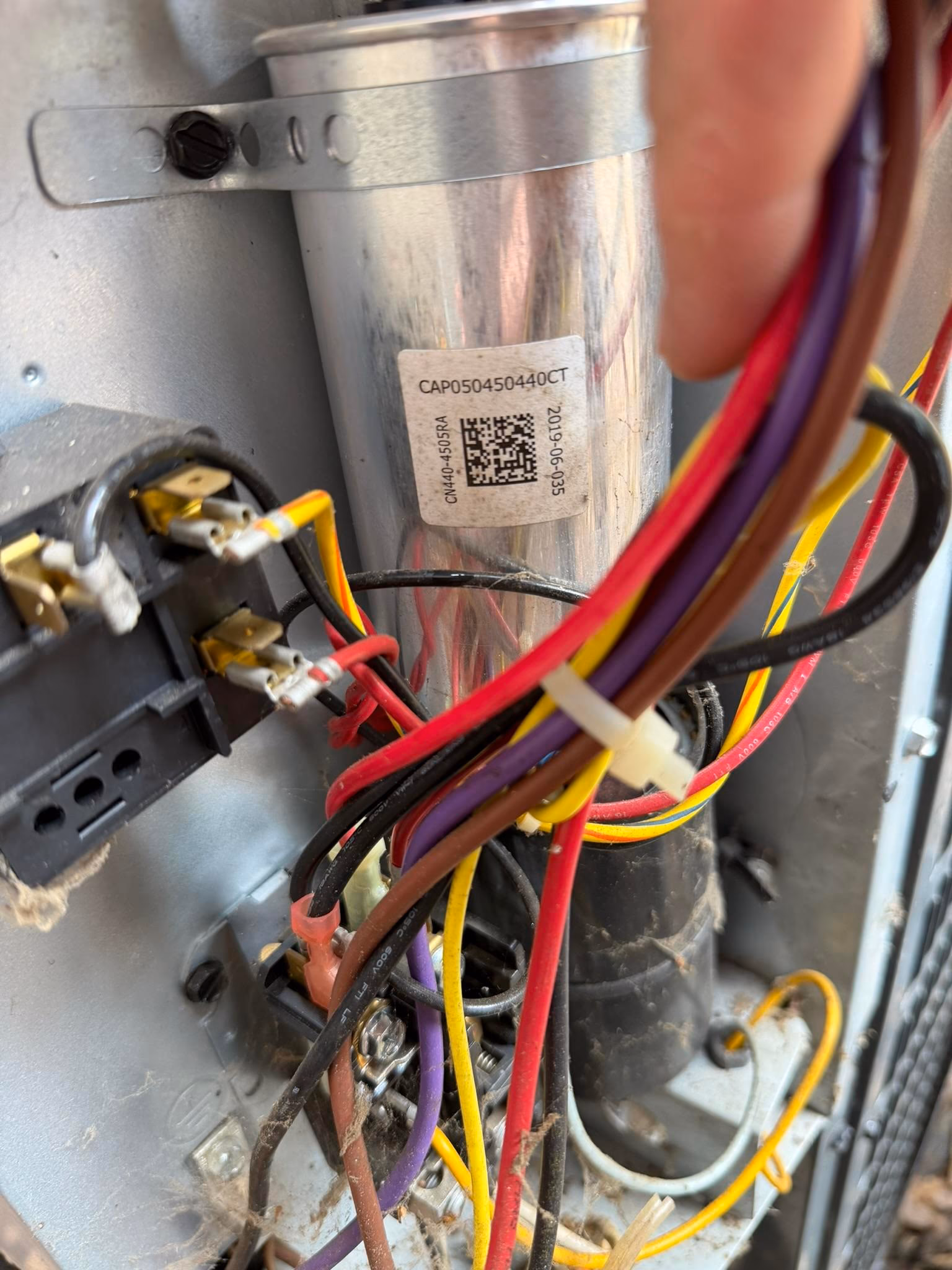 replace the run capacitor on a goodman hvac unit