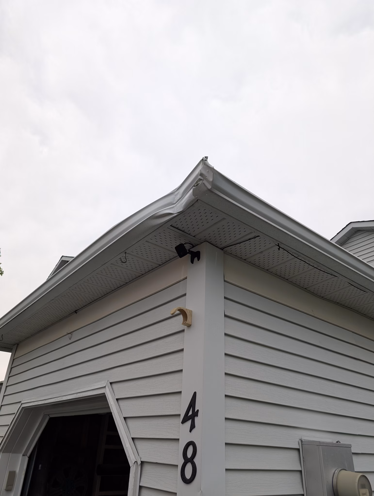 repair a damaged eavestrough corner